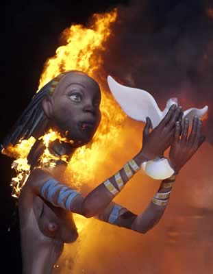 Las famosas Fallas de Valencia... donde el fuego es un monumento mas de la ciudad